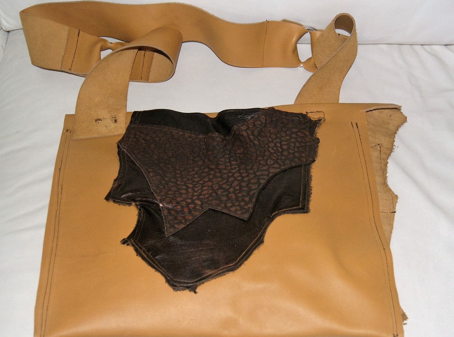 Makeda shoulder bag with skin on