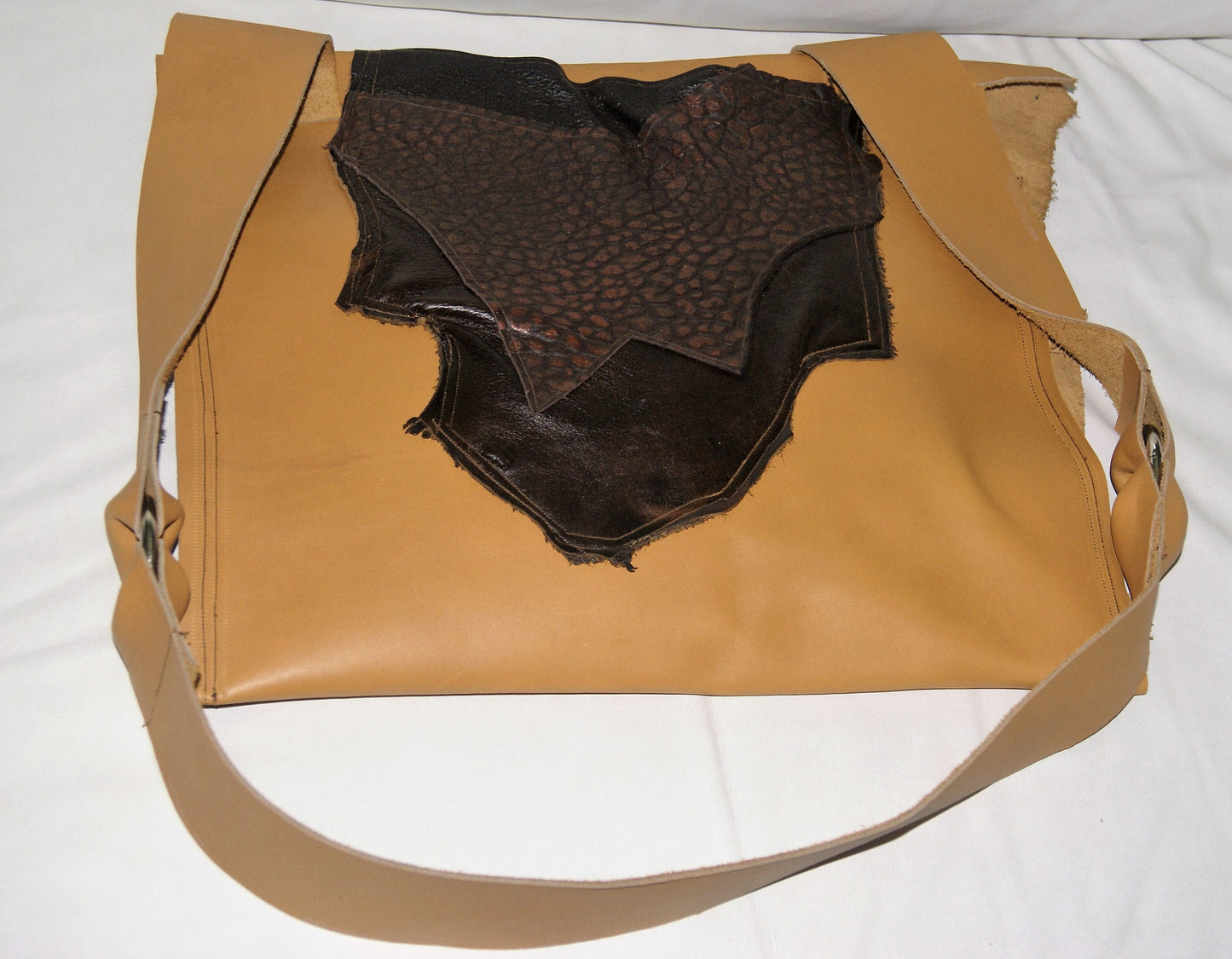 Makeda shoulder bag with skin on